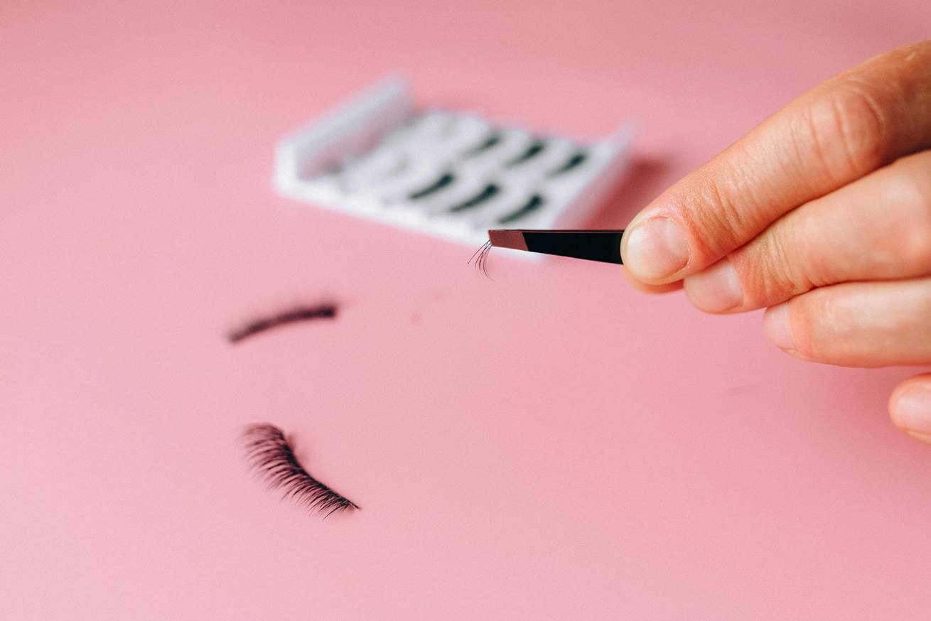 Klebewimpern oder magnetische Wimpern – welche Methode ist praktischer?